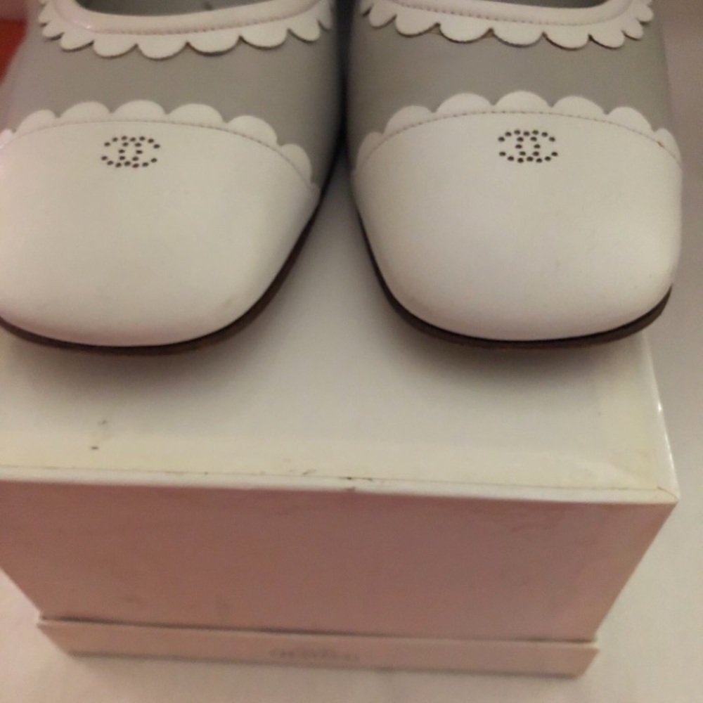 CHANEL Authentic Ballerina - Gray and White Flats Leather - Picture 8 of 9
